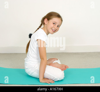 Bambina di otto anni la pratica dello yoga Foto Stock