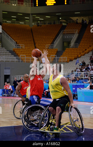 Simon Munn di Gran Bretagna linee fino a tiro a canestro sotto pressione dal difensore australiano Brad Ness Foto Stock