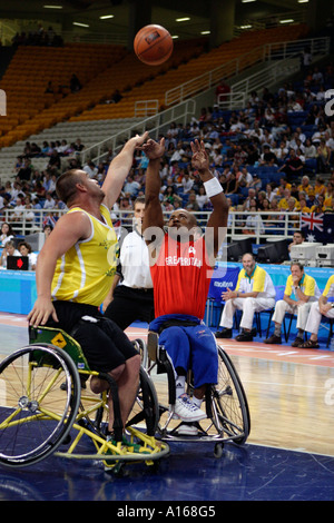 Thomas di Gran Bretagna fa un colpo al cestello sotto pressione dal difensore australiano Brad Ness Foto Stock