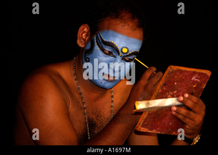 Ballerino di Katakali applicando la sua per la cosmesi. Foto Stock