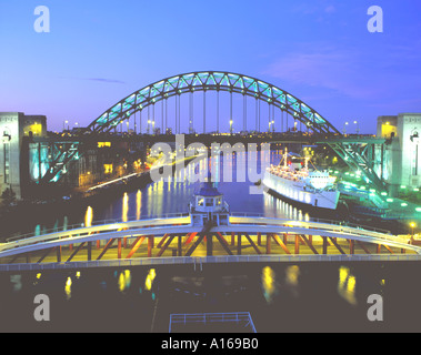 Ponte girevole e nuovo Tyne Bridge di notte, Newcastle upon Tyne, Tyneside, Tyne & Wear, Inghilterra, Regno Unito., negli anni ottanta. Foto Stock