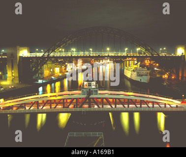 Ponte girevole e nuovo Tyne Bridge di notte, Newcastle upon Tyne, Tyneside, Tyne & Wear, Inghilterra, Regno Unito., negli anni ottanta. Foto Stock