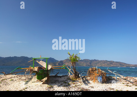 Coloratissime barche di pescatori sulla spiaggia, Lombok Foto Stock