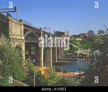 Livello alto ponte con Gateshead al di là, da Newcastle upon Tyne, Tyneside, Tyne & Wear, Inghilterra, Regno Unito. Foto Stock