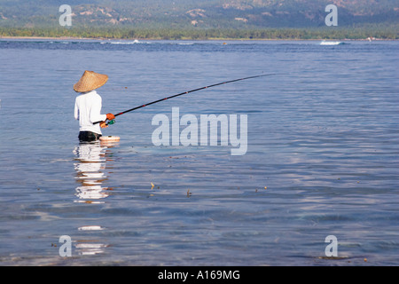 Lombok, uomo Pesca in Mare Foto Stock