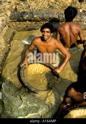 Sri Lanka Ratnapura Mining Moonstone zaffiro pietre preziose Ruby gioielli Gems Foto Stock