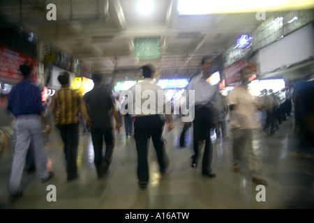 La folla si muove su Churchgate Stazione ferroviaria Bombay Mumbai India Maharashtra Foto Stock