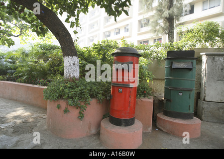 Le cassette postali di colore rosso e verde per la comunicazione dei servizi postali Foto Stock