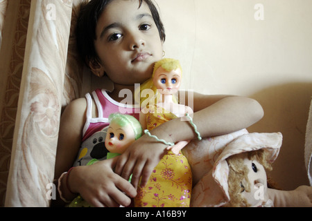 Giovani indiani bambina con i suoi tre bambole Bombay Mumbai India Maharashtra Foto Stock