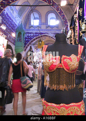 Una danzatrice del ventre vestiti in Grand Bazaar Istanbul - 2010 Capitale Europea della Cultura - Turchia Foto Stock