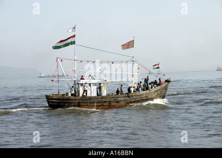 RSC102081 barca da pesca nel porto di Bombay Mumbai India Maharashtra Foto Stock