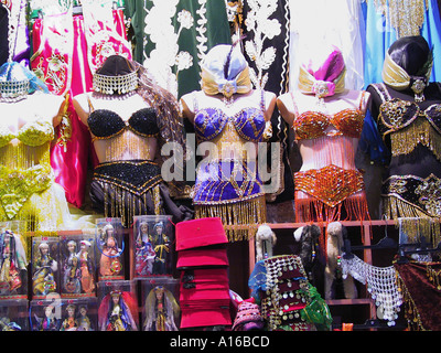 Una danzatrice del ventre vestiti di fez e altri souvenir al Grand Bazaar Istanbul - 2010 Capitale Europea della Cultura - Turchia Foto Stock