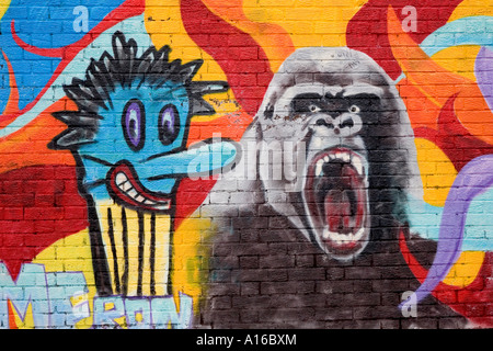 Scuola di graffiti pittura murale di Gorilla nel centro città di Dundee Tayside Scotland Regno Unito Foto Stock