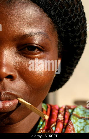 La metà del Togo volto di donna con bastone usato per pulire i denti , Kpalime Foto Stock