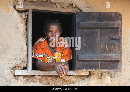 Signora togolese guardando fuori della finestra , Kpalime Foto Stock