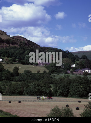 Una valle sotto la Offa's Dyke sentiero a Cwmyoy con la sua chiesa pendente nr Abergavenny Galles Foto Stock