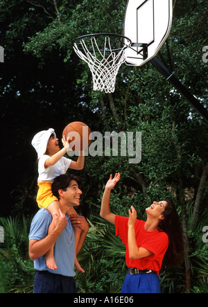 Famiglia di origine ispanica in un momento di relax a casa giocare a basket Foto Stock