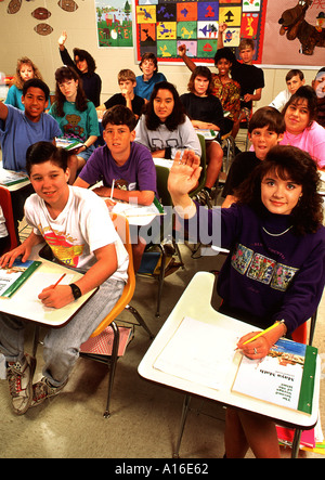 Istruzione Studenti alzando le mani in grado 8a classe math Foto Stock