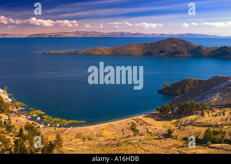 Una delle splendide baie di Isla del Sol Sun Island sul lato boliviana del lago Titicaca in Bolivia Foto Stock