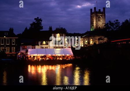 L'Angelo pub e festaioli riflessa nel fiume il Tamigi di notte durante il Royal Henley Regatta, Henley, Oxfordshire, Inghilterra Foto Stock