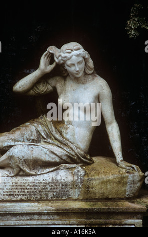 Statua di Sabrina dea romana del fiume Severn in Dingle, Shrewsbury's Cava Park Foto Stock