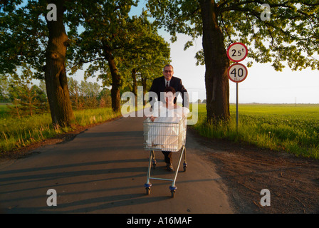 Sposo spingendo carrello sposa con seduta all'interno. La Polonia. 20s, 30s, 40s, 25-29, 30-34, 35-39, 40-44, anni, anni, Foto Stock