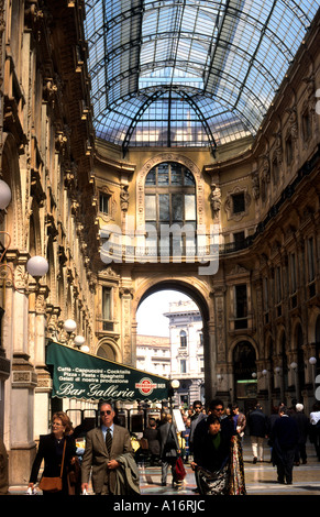 Il famoso centro commerciale Galleria Vittorio Emanuele II con il suo vetro tetto a cupola appena fuori dalla Piazza del Duomo Foto Stock