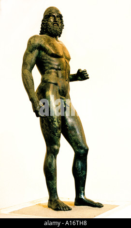 Warrior, dal mare al largo di Riace, Italia, c.460 bc H. 6'6' bronzo greco. Museo Archeologico Nazionale di Reggio Calabria Foto Stock