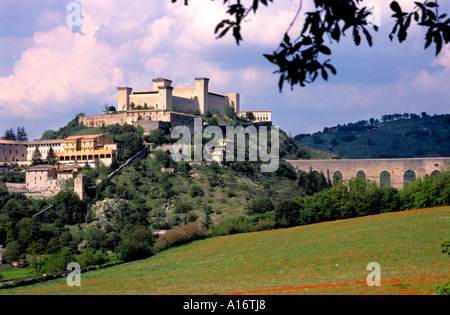 Spoleto Umbria Italia Europa Ponte delle Torri del Ponte delle Torri e la Rocca Albornoziana nella città medievale di Spoleto Foto Stock