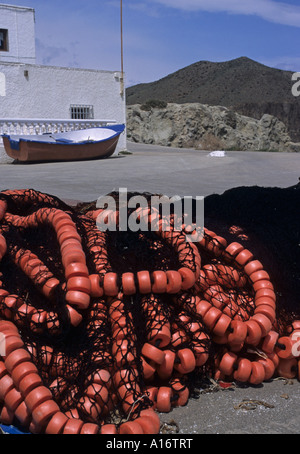 Rete da pesca con galleggianti nel piccolo villaggio di Isleta del Moro all'interno del Parco Naturale Cabo de Gata Andalusia Spagna Foto Stock