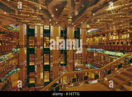 Sala centrale del cruiseship Costa Magica Foto Stock