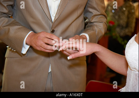 L'uomo mette ad anello sulla donna del dito Foto Stock