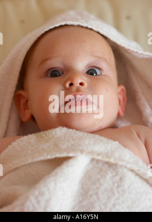 Bambino avvolto in asciugamano Foto Stock