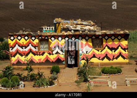 Sud Africa Ndebele house Orange Free membro donna Foto Stock