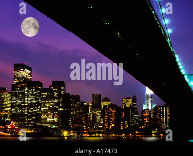 Manhattan skyline di notte Ponte di Brooklyn Foto Stock