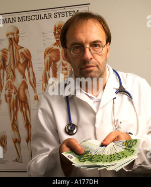 Medico con le banconote in euro foto di simbolo Foto Stock