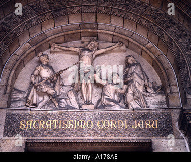 Gesù Cristo sulla croce - dettaglio del carving sul Sacré Coeur Parigi, Francia Foto Stock