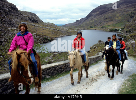 Adolescente ragazze boy cavalli cavallo Tipperary Irlanda Foto Stock