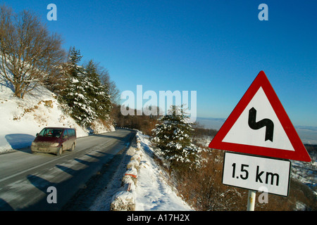 Un viaggio attraverso i boschi innevati, Brasov, Transilvania, Romania. Foto Stock