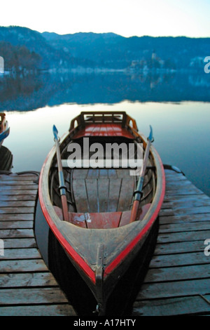 Una barca si trova ancora sul lago di Bled, Slovenia. Foto Stock