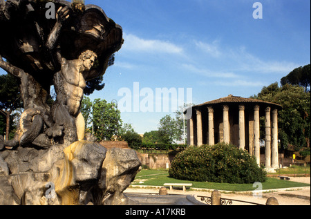 Roma Tempio di Vesta portico circolare costruita in marmo con colonne scanalate con fontana Foto Stock