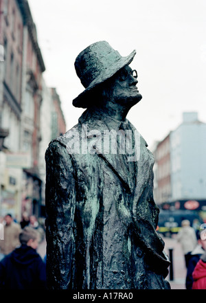 La statua in bronzo di James Joyce su North Earl Street vicino la guglia a O'Connell Street, Dublin, Irlanda Foto Stock