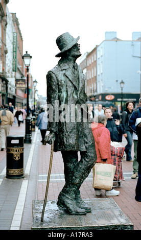 La statua in bronzo di James Joyce su North Earl Street, accanto alla guglia a O'Connell Street, Dublin, Irlanda Foto Stock