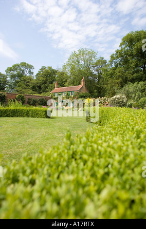Giardinieri Cottage in giardino murato NORFOLK REGNO UNITO Foto Stock