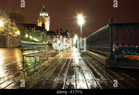 La terrazza Dufferin e Chateau Frontenac su una notte ad umido nella città di Québec Foto Stock