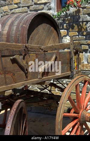 Vista dettagliata del vecchio cavallo e carrello di legno con botte di vino sul display Moraitis cantina isola di Paros Grecia Foto Stock