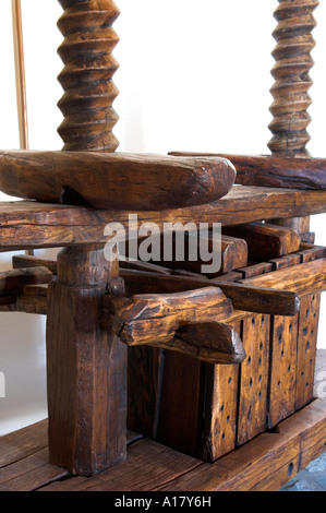 Primo piano dettaglio di filettature sul legno vecchio torchio in cantine di Moraitis cantina isola di Paros Grecia Foto Stock