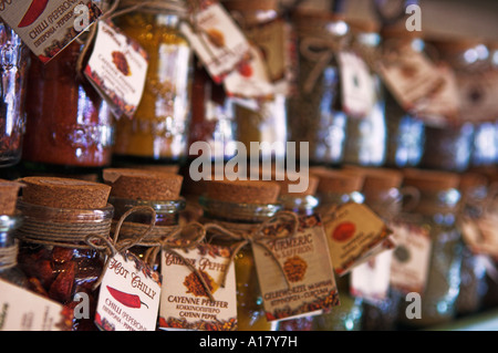 Bottiglie decorative di spezie sul display nel negozio di messa a fuoco selettiva sfocatura in distanza Foto Stock