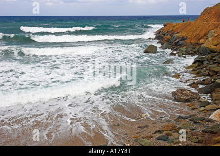 Le condizioni di vento con onde che si infrangono sulla spiaggia Foto Stock