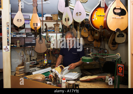 Strumento a corda artigiano maker E Katsantonis in officina Rethymnon isola di Creta Grecia Foto Stock